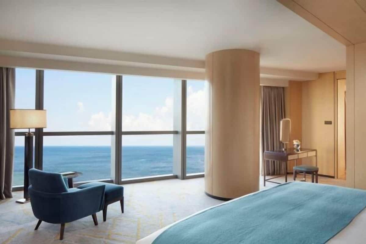 1 bedroom, Frette Italian sheets, premium bedding, down comforters