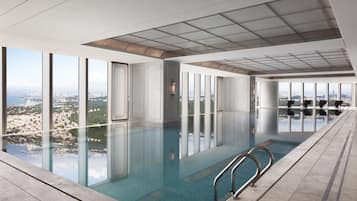 Indendørs pool, åben fra kl. 06.00 til kl. 22.00, liggestole