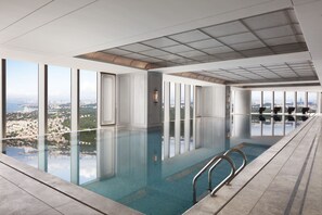 Innendørsbasseng, solsenger og badevakt