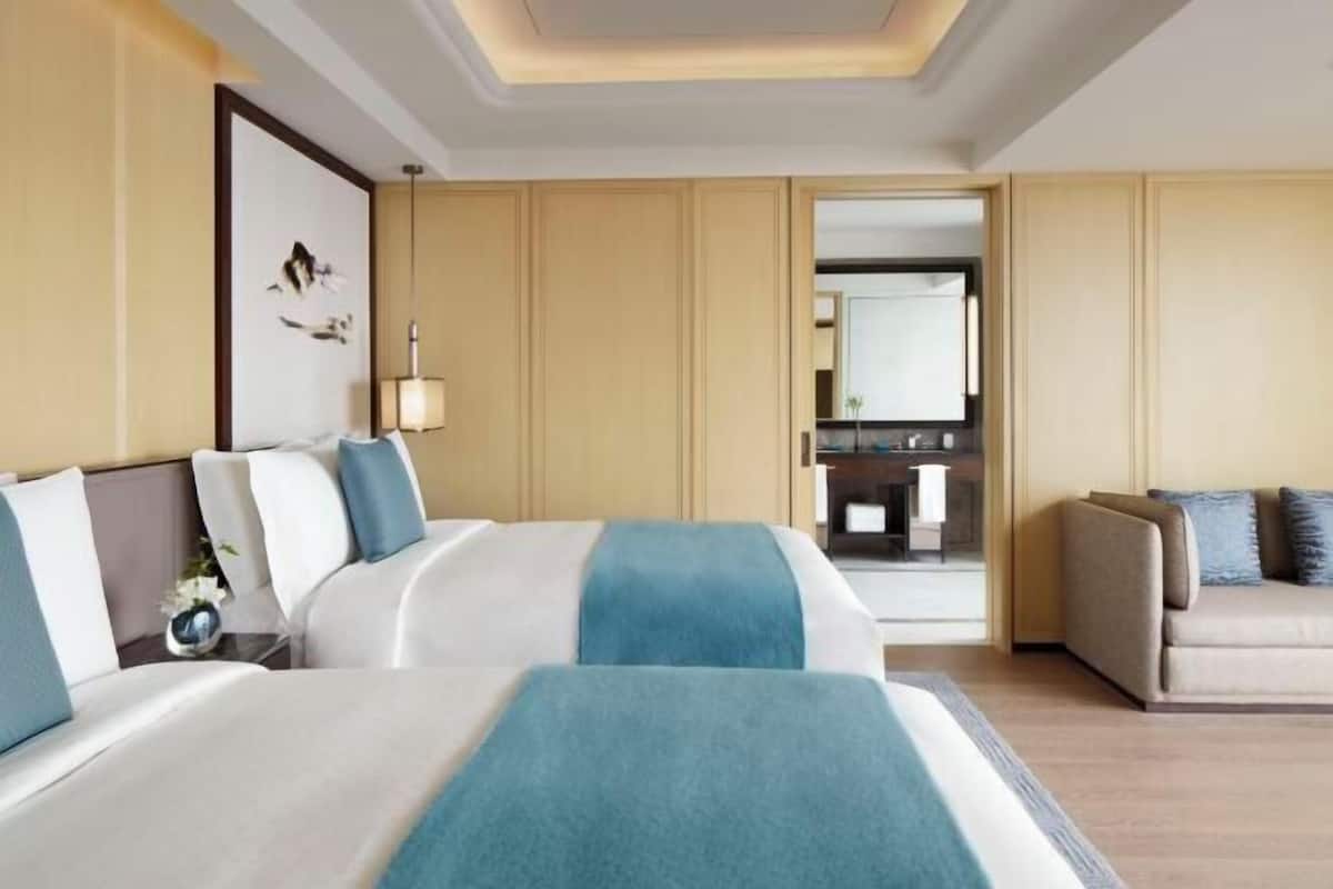 1 bedroom, Frette Italian sheets, premium bedding, down comforters