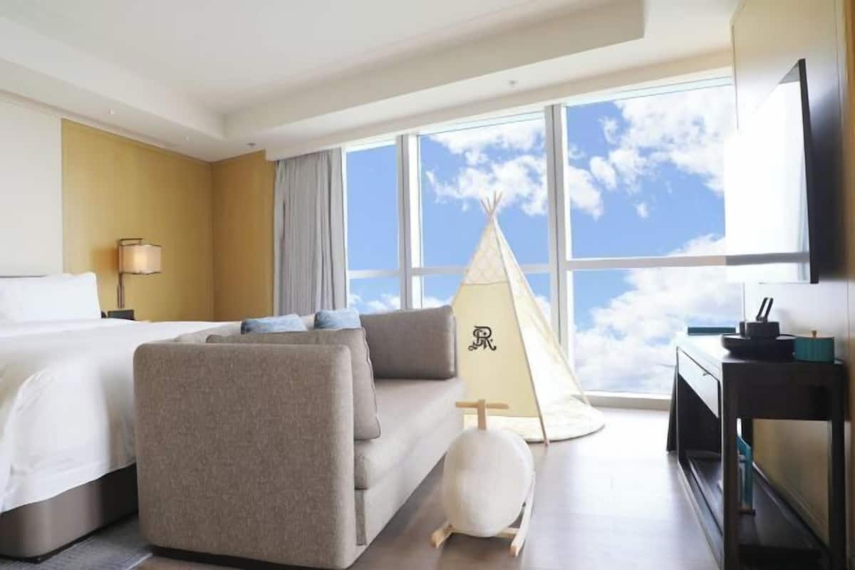 1 bedroom, Frette Italian sheets, premium bedding, down comforters