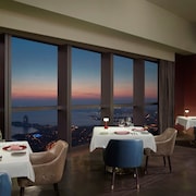 青岛市中心的五四广场| Expedia