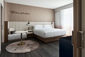 Hochwertige Bettwaren, Zimmersafe, Schreibtisch