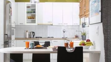 Fridge, oven, stovetop, dishwasher