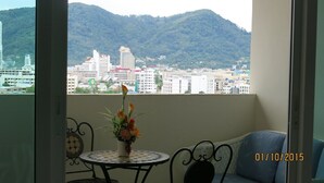 A balcony with a view of a cityscape and mountains. - Facing the sea with a clear view of Patong Bay (Patong)