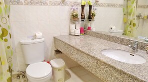 Douche, sèche-cheveux, serviettes fournies