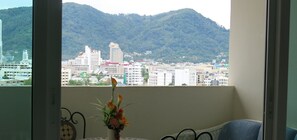 A balcony with a view of a cityscape and mountains. - Facing the sea with a clear view of Patong Bay (Patong)
