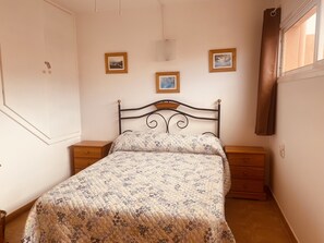 3 makuuhuonetta, silitysrauta/-lauta, ilmainen Wi-Fi, vuodevaatteet