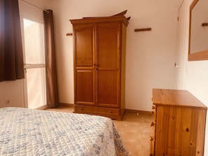 3 slaapkamers, een strijkplank/strijkijzer, gratis wifi, beddengoed