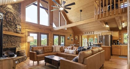 Beautiful cabin with mountain views, hot tub, game room. 1 mile to Lake Lure