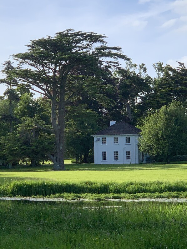 Property grounds - Stunning lake view countryside Irish property. Cozy and comfortable. (Kilmallock)