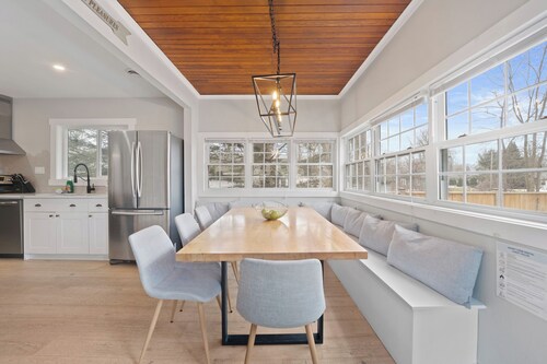 Hot Tub Haven! Steps to Bay Beach! Guest favourite