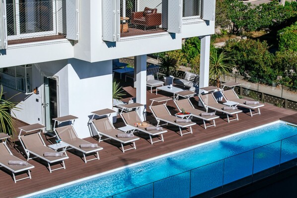 Una piscina al aire libre, una piscina climatizada