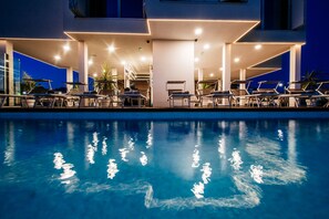 Una piscina al aire libre, una piscina climatizada
