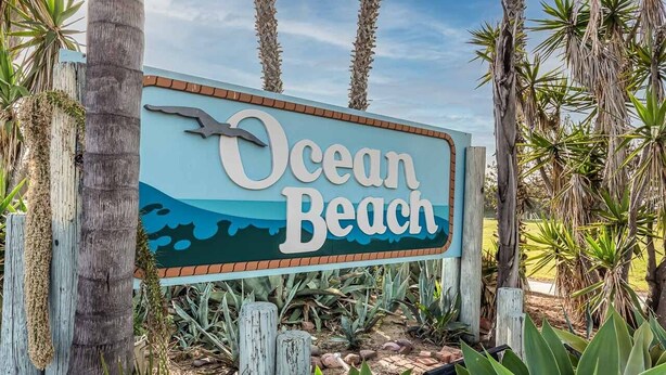 Señal para Playa Ocean con un gráfico de olas y un ave.