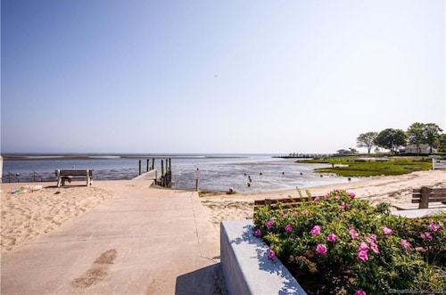 Steps to the Beach, Cozy Year Round Cottage 🐾 Pet Friendly