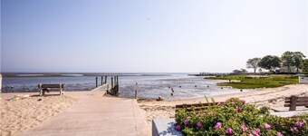 Steps to the Beach, Cozy Year Round Cottage 🐾 Pet Friendly