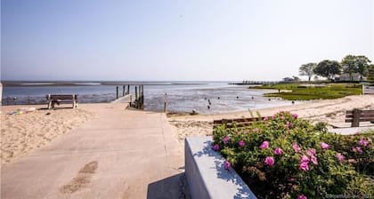 Steps to the Beach, Cozy Year Round Cottage đŸ Pet Friendly