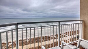 Varanda com vista para a praia e o oceano.