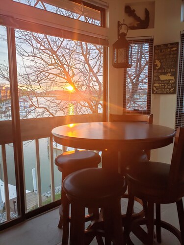 Clean, beautiful condo by Lake Erie! Perfect getaway for a family of four. 