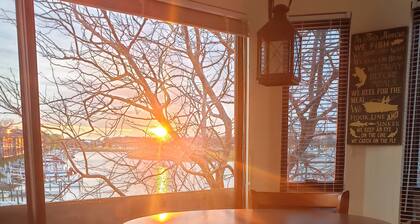 Clean, beautiful condo by Lake Erie! Perfect getaway for a family of four.