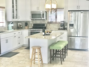 冰箱、微波炉、烤箱、炉灶