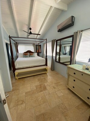 3 habitaciones, escritorio y tabla de planchar con plancha 