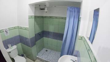 Basic Double Room (Habitacion 1 Cama Queen) | Bathroom | Shower, towels