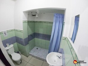 Basic-Doppelzimmer (Habitacion 1 Cama Queen) | Badezimmer | Dusche, Handtücher