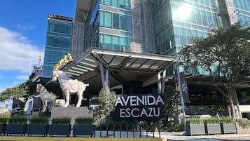 A modern building with a sign reading "AVENIDA ESCAZU".