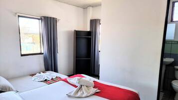 Standard Double Room (Habitacion de 2 Camas) | Bathroom | Shower, towels