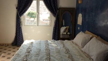 4 bedrooms, iron/ironing board, travel crib, WiFi (free)