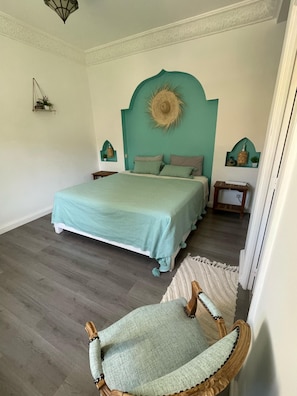 4 chambres, fer et planche à repasser, lit de bébé portatif