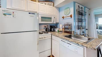 Lemari es, microwave, oven, dan kompor