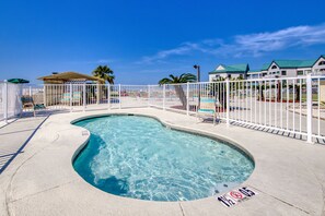 Innendørsbasseng og et oppvarmet basseng