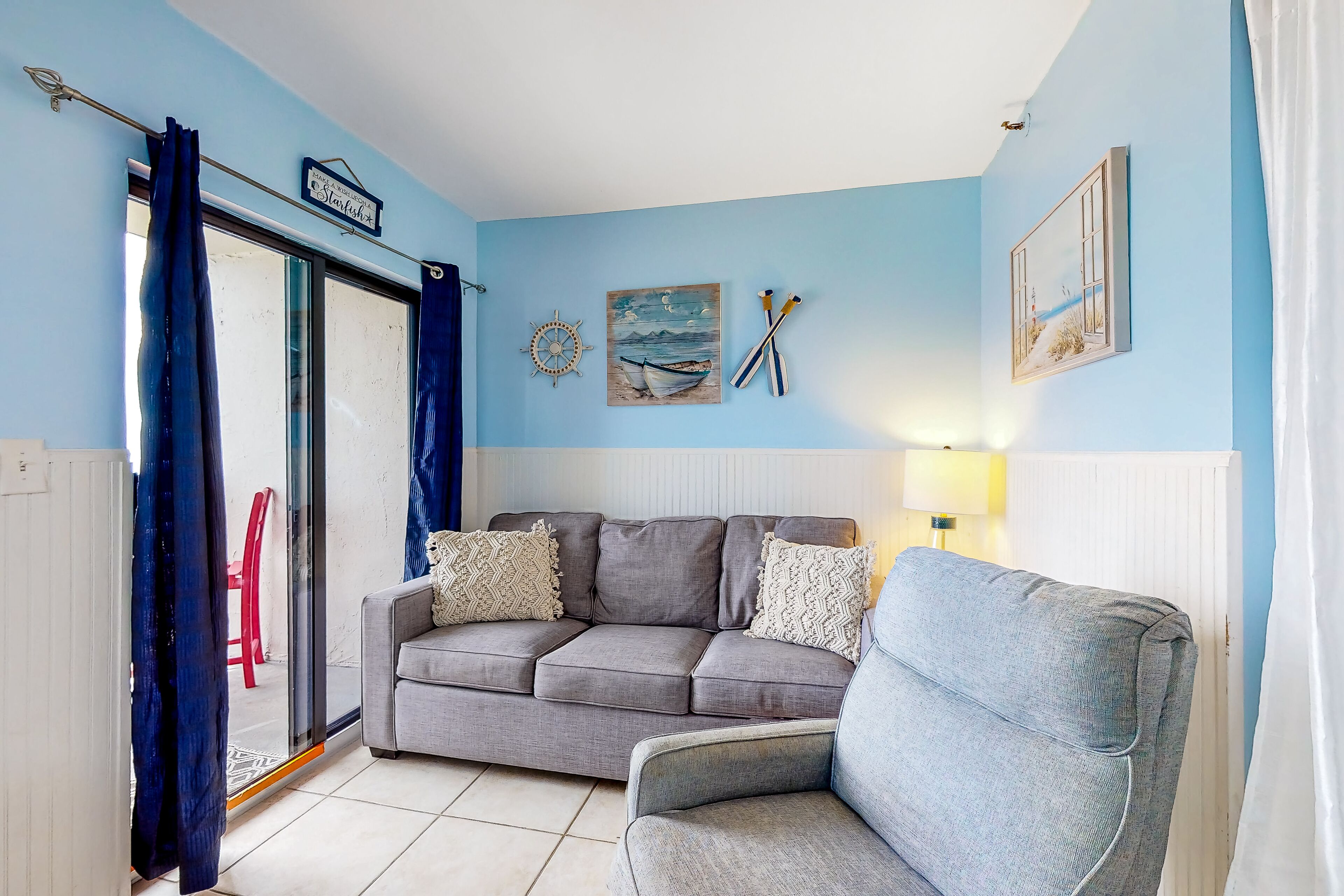 Fernseher, DVD-Player, Bücher