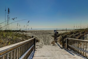 Playa en los alrededores y bar en la playa 