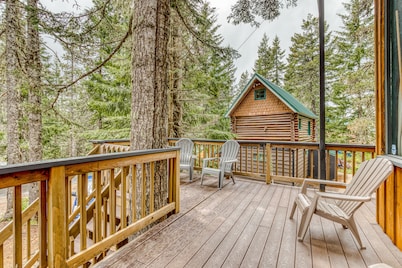 Serene Wooded Retreat W/ Free WiFi, Large Deck & Spacious Loft - Skiing Nearby
