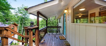 Woodsy oasis with WiFi, multi-level deck, gas grill, foosball table & more