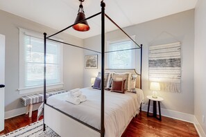 5 bedrooms, iron/ironing board, Internet, bed sheets