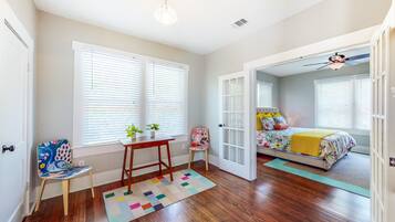 5 bedrooms, iron/ironing board, internet, bed sheets