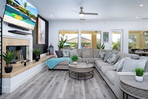 Smart TV, fireplace - Villa Serene Luxurious Resort Vacation Home - pool (Indio)