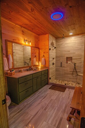 Combined shower/bathtub, hair dryer, towels, soap - Cozy Cabin by the Stream   (Ellijay)