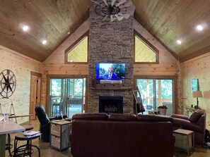 Älytelevisio, takka, DVD-soitin, pöytäjalkapallopöytä