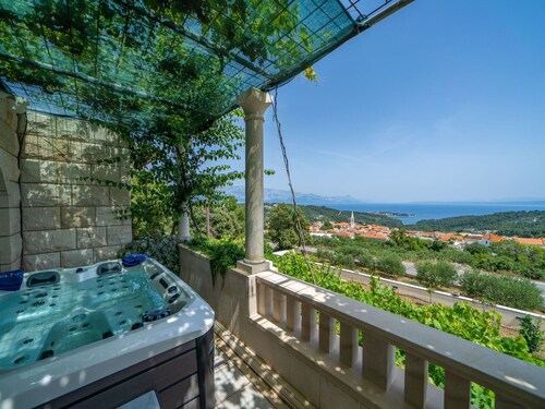 Wonderful private villa for 6 guests with private pool, hot tub, WIFI, A/C, TV and terrace