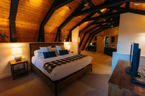 2 habitaciones, escritorio y tabla de planchar con plancha 