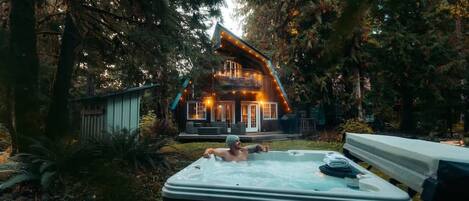 Outdoor spa tub