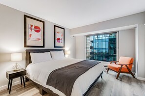 2 bedrooms, iron/ironing board, WiFi, bed sheets - Condo with amazing views, shared pool, hot tub, gym- near downtown (Seattle)