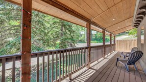 A wooden deck with a railing, a bench, and a view of trees and a road. - Modern Alpine Cabin 3 Miles to Ski Cloudcroft (Cloudcroft)