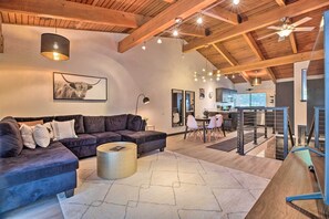 TV, fireplace, DVD player, offices - Contemporary Mountain Retreat - Walk to Slopes! (Mammoth Lakes)